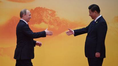 Putin saluda a XI a su llegada a la cumbre de la APEC.