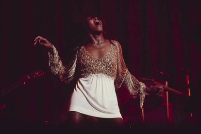 Tina Turner conquistando al público sobre un escenario en 1971.