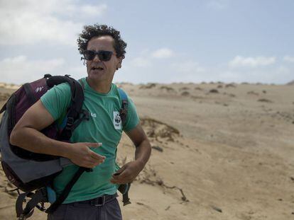 El biólogo Alexis Rivera, en la playa del Ámbar en La Graciosa (islas Canarias).