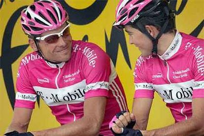 Jan Ullrich (a la izquierda) y Óscar Sevilla, antes de tomar la salida en una etapa del Tour de 2005.