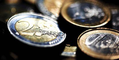 Detalle de varias monedas de euro sobre una mesa.