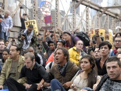 Jóvenes manifestantes durante la toma del puente de Brooklyn en Nueva York ayer sábado