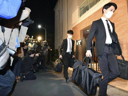 Funcionarios de la Fiscalía de Tokio salen del domicilio de Carlos Ghosn tras registrarlo. 