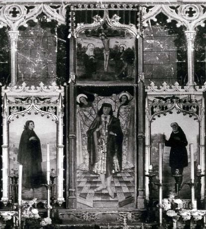 El retablo, con las dos tablas laterales creadas por Inglada, en su capilla de Sant Jeroni de la Murtra, en una imagen que se pudo ver durante la presentación de la pieza en el Museo de Badalona.