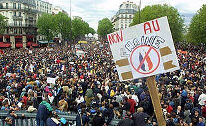 Manifestación del Primero de Mayo en la plaza de la Bastilla de París. En el cartel se lee: 'No al Frente del Odio'.