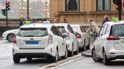 Varios taxis permanecen estacionados este miércoles en la parada del Boulevard de San Sebastián.