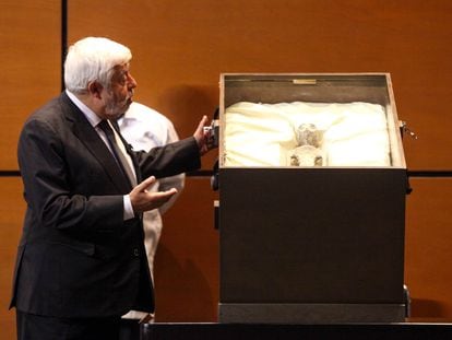 Jaime Maussan presenta el cuerpo de un supuesto ser 'no humano' de Nazca, el 12 de septiembre en una audiencia en el Congreso.