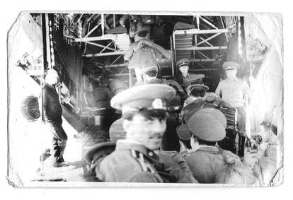 Iván, embarcando en un avión de transporte de tropas durante su servicio militar en Ucrania, en una foto facilitada por él.