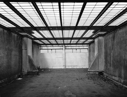 Mathieu Pernot. &#039;Cour de promenade quartier d&rsquo;isolement&#039;, Fleury-Merogis,
 2001.