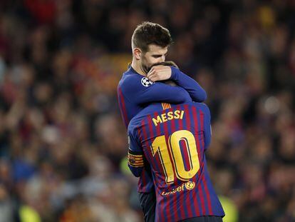 Piqué saluda cariñosamente a Messi durante un partido de Champions con el Barça.