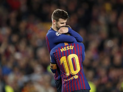 Piqué saluda cariñosamente a Messi durante un partido de Champions con el Barça.