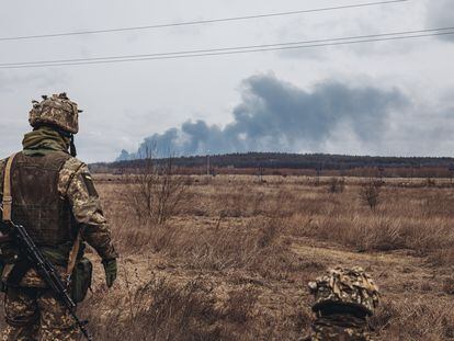 Un soldado del Ejército ucraniano observa el humo de los bombardeos rusos este marzo.