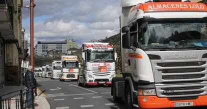 Varios camiones protestan por la Ronda de la Muralla,  en Lugo, Galicia (España). 