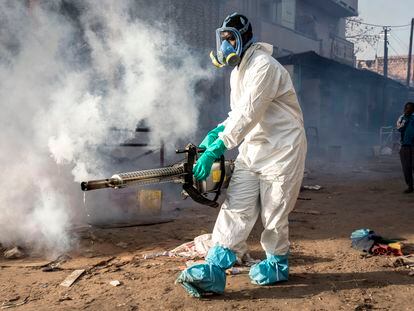Un trabajador municipal desinfecta en el barrio de Medina, en Dakar, en el marco de la lucha contra el coronavirus.