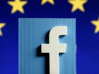 Un logo de Facebook en 3D junto a las estrellas de la bandera de la UE. 
