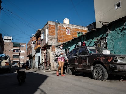 Una mujer camina en la villa 1-11-14, en Buenos Aires, el 18 de mayo.