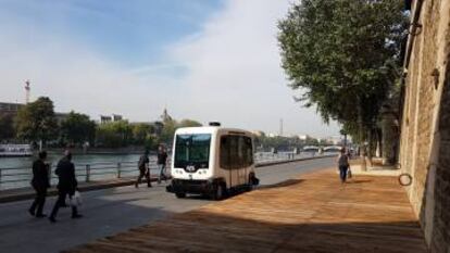 Un autobús sin conductor de la empresa EasyMile circula por París