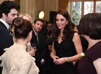 La duquesa atiende a los invitados, antes de la cena.