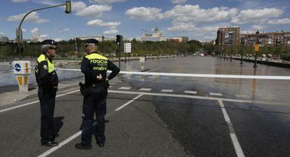 El puente de Segovia, inundado tras la rotura de la tuber&iacute;a.