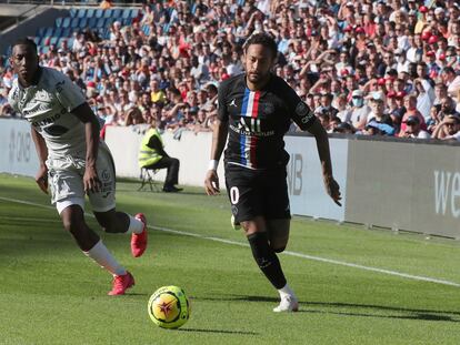 Neymar, durante el amistoso en Le Havre que supuso la vuelta del fútbol en Francia.