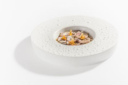 Beat (Calpe). El restaurante de José Manuel Miguel es una de las últimas incorporaciones a la lista de una estrella Michelin. Su menú Latidos (solo se sirve a mediodía) vale 42 € y por un poco más, 59 €, se puede probar el Be Eat. En la imagen, Arroz bomba de la Albufera meloso con conejo de monte a la Royale.