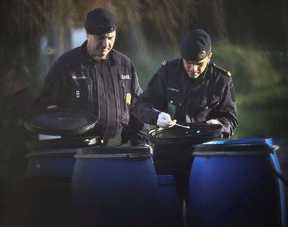 Agentes de la Policía portuguesa inspeccionan la vivienda de Santa Maria de Obidos que supuestamente usaron y abandonaron precipitadamente miembros de ETA.