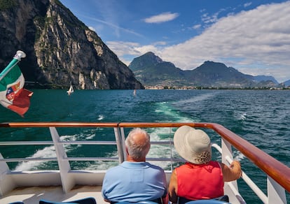 Una pareja de turistas de la tercera edad en el lago de Garda, Italia.