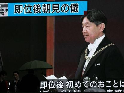 Retransmisión televisiva de la ceremonia de ascensión al trono de Naruhito.