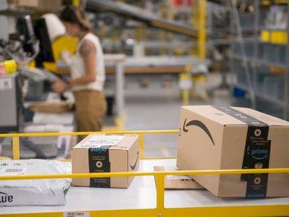 Un trabajador empaqueta productos de Amazon , en el centro logístico de Turín