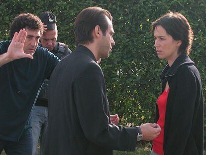 Daniel Calparsoro (a la izquierda), durante el rodaje de <i>Ausentes,<i> protagonizada por Ariadna Gil y Jordi Mollá.