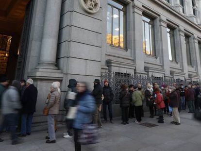 Colas a las puertas del Banco de España, para comprar letras del Tesoro.