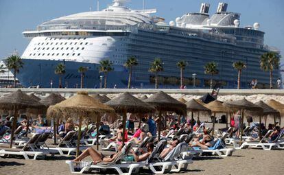 El turismo de cruceros (en la foto, el 'Harmony of the Seas' en el puerto de Málaga) es uno de los de mayor impacto en el medio ambiente.