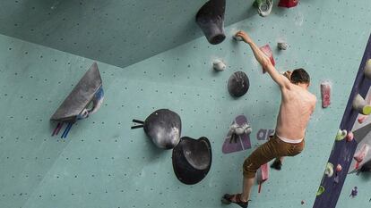 Un practicante de 'indoor climbing', en plena sesión en las instalaciones de Arkose, en el distrito XX de París.