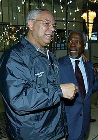 Colin Powell, junto a Kofi Annan en el aeropuerto de Jartum.