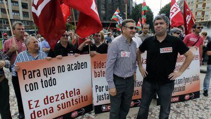 Dámado Casado y Unai Sordo delante de una protesta de trabajadores, en Bilbao.