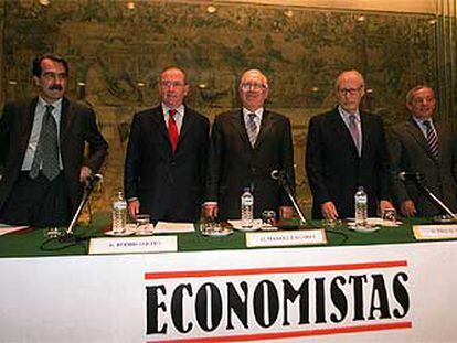 De izquierda a derecha, Rato, Lagares (presidente del Colegio de Economistas), Boyer y Solchaga.