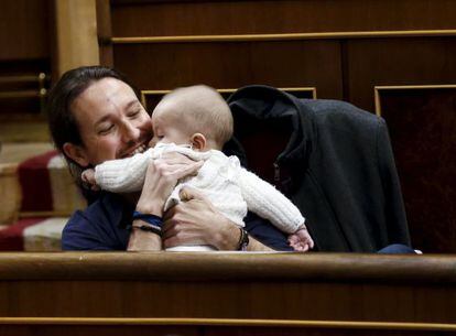 Pablo Iglesias con el bebé de Carolina Bescansa.