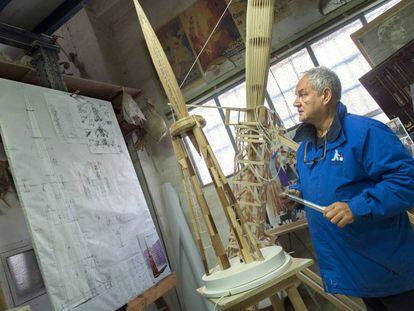 El artista de la falla municipal, Manolo García, en su taller.