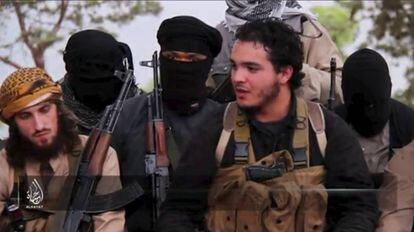 Fotograma de un v&iacute;deo difundido por el ISIS con yihadistas europeos. 