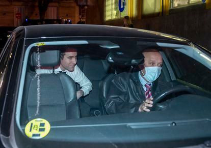 El secretario general del PP, Teodoro García Egea (al fondo), en un coche frente de la sede del Partido Popular en la calle Génova de Madrid, el pasado jueves.