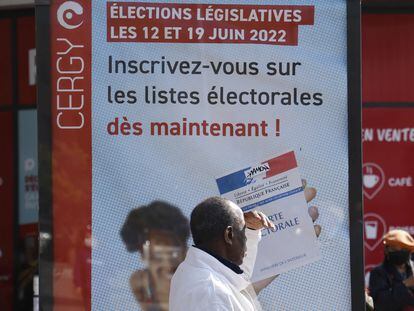 Un panel que anima a los ciudadanos a registrarse para votar en las elecciones legislativas francesas, el jueves junto a la estación ferroviaria de Cergy-Saint-Christophe.