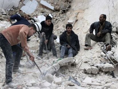 B&uacute;squeda de supervivientes entre los restos de un edificio bombardeado cerca de Alepo. 