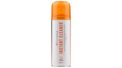 Este producto elimina rápidamente las manchas superficiales de las zapatillas mediante una espuma consistente.