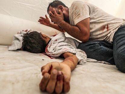Un hombre llora sobre el cadáver de su hijo muerto en el hospital de Al-Shifa, tras un ataque aéreo israelí sobre Gaza.