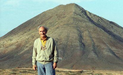 El escultor vasco Eduardo Chillida, frente a la montaña de Tindaya, en la isla de Fuerteventura, en 1996.