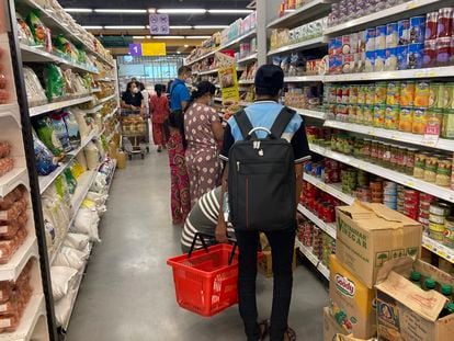 Residentes en Yangon, la capital económica birmana, compraban alimentos este miércoles en un supermercado tras la declaración de una "guerra defensiva" contra la junta militar por parte del gobierno en la sombra .