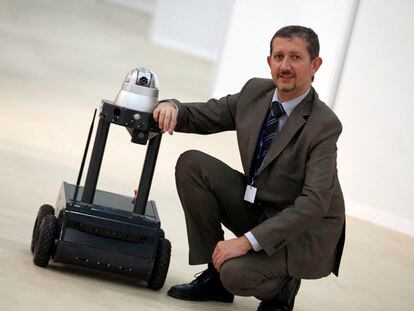 El ingeniero José Luis Rubio con su robot <i>mSecurit.</i>