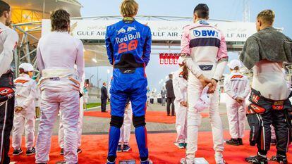 Fernando Alonso, a la izquierda, y Hartley, de Toro Rosso, durante el GP de Bahréin.