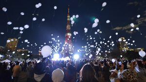 Japoneses sueltan globos para celebrar el Año Nuevo en Tokio.