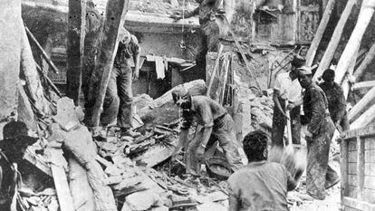 Restes de can Torrejón, una de les cases del carrer de Josep Anselm Clavé, afectada pel bombardeig del 31 de maig de 1938. Foto: Torrents, P. Luis (Barcelona)